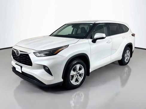 Used 2023 Toyota Highlander LE AWD/4WD image 1