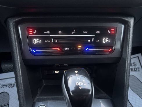 Used 2024 Volkswagen Tiguan SE image 38