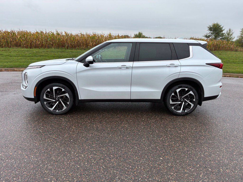 Used 2023 Mitsubishi Outlander ES AWD/4WD image 5
