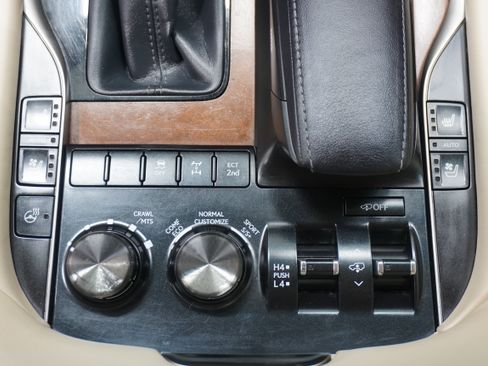 Used 2019 Lexus LX 570 4WD w/ Luxury Package image 32