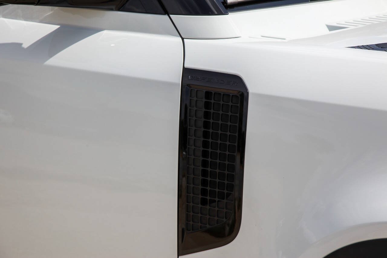 Used 2020 Land Rover Defender 110 SE AWD/4WD image 27