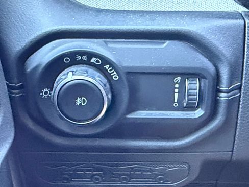 Used 2025 Jeep Wrangler Unlimited Sahara AWD/4WD image 33