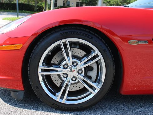 Used 2007 Chevrolet Corvette Coupe w/ Performance Package RWD image 30