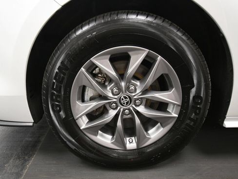 Used 2024 Toyota Sienna XLE FWD image 35