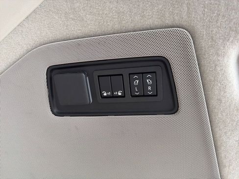 Used 2022 Cadillac Escalade Premium Luxury Platinum w/ Heavy-Duty Trailer Package image 23