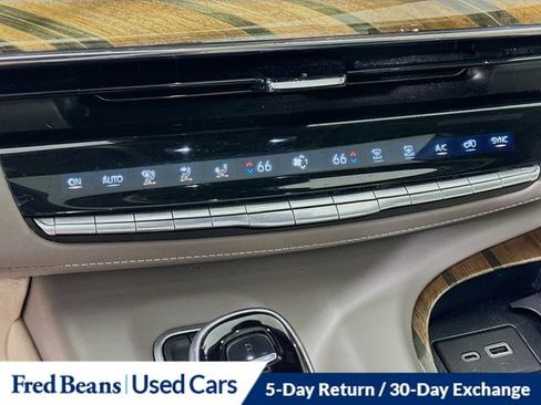 Used 2022 Cadillac Escalade Premium Luxury Platinum AWD/4WD image 23