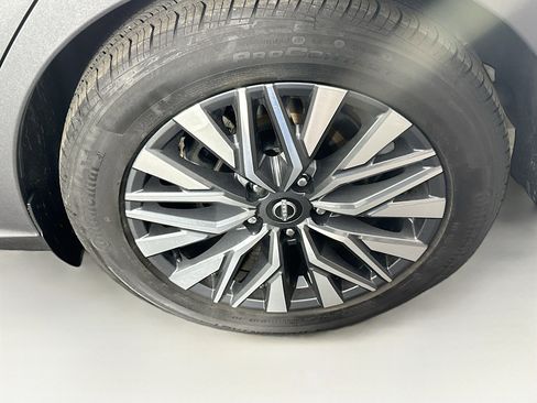 Used 2024 Nissan Altima 2.5 SV image 11