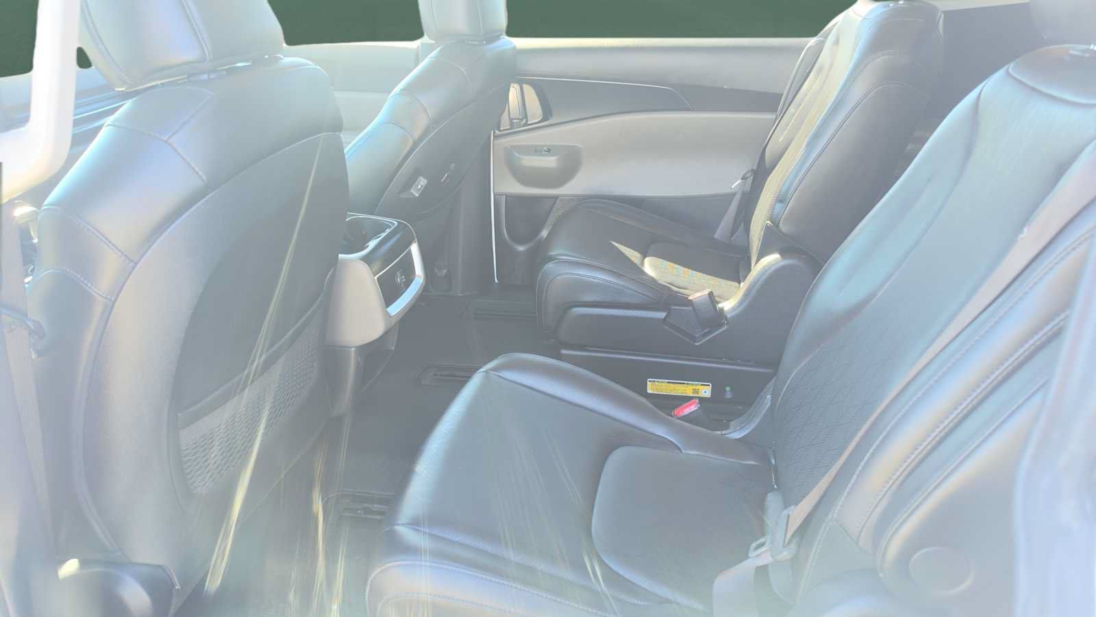 Used 2025 Kia Carnival FWD image 18