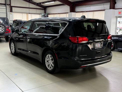 Used 2020 Chrysler Pacifica Touring w/ Advanced Safetytec Group FWD image 4