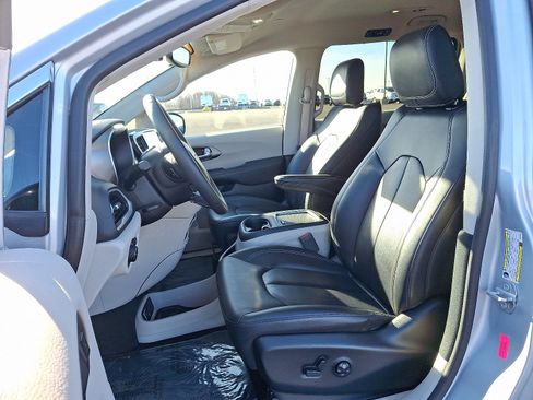 Certified 2024 Chrysler Pacifica Touring-L image 14
