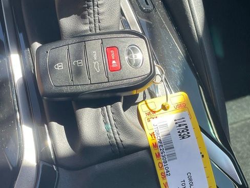 Used 2025 Toyota Corolla SE w/ Convenience Package image 13