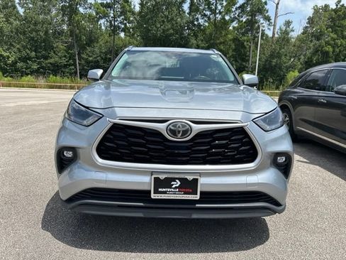 Used 2021 Toyota Highlander XLE FWD image 2