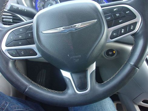 Used 2022 Chrysler Pacifica Touring-L FWD image 22