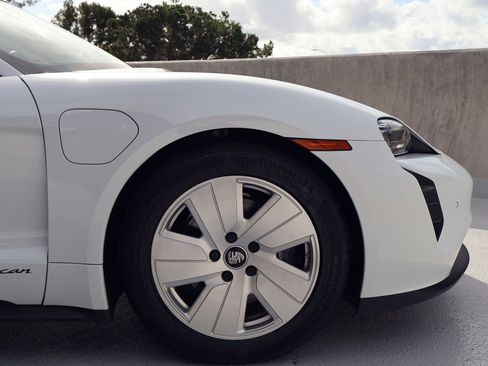 Certified 2022 Porsche Taycan image 11