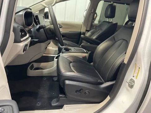 Used 2024 Chrysler Pacifica Touring-L image 10
