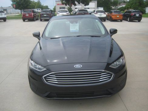 Used 2020 Ford Fusion SE FWD image 3