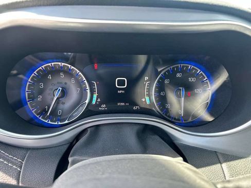 Used 2025 Chrysler Pacifica Limited FWD image 12