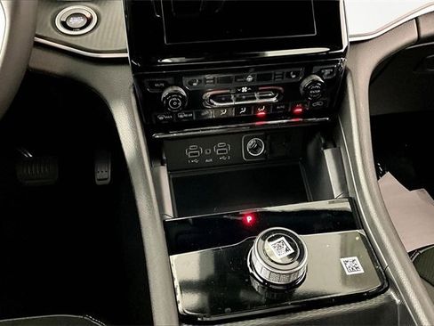 New 2025 Jeep Grand Cherokee Altitude image 7