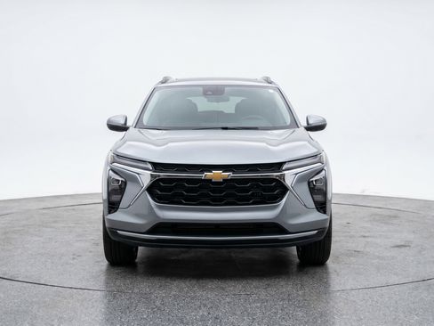 Used 2025 Chevrolet Trax LT w/ LT Convenience Package FWD image 2