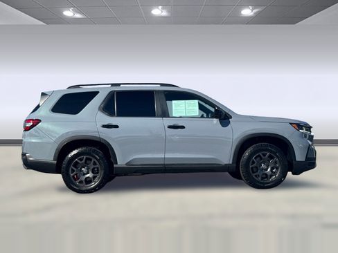 Certified 2025 Honda Pilot TrailSport image 7