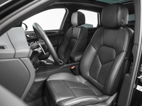 Certified 2024 Porsche Macan AWD/4WD image 44