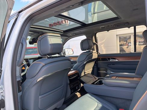 Used 2023 Jeep Grand Wagoneer Series III image 14