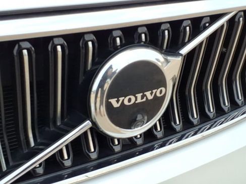 Used 2023 Volvo XC40 B5 Plus image 28