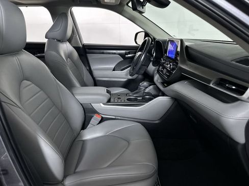 Used 2023 Toyota Highlander XLE AWD/4WD image 29