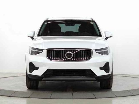 Certified 2025 Volvo XC40 B5 Core image 2