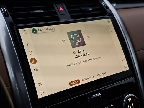 Used 2024 Land Rover Discovery Metropolitan Edition image 27