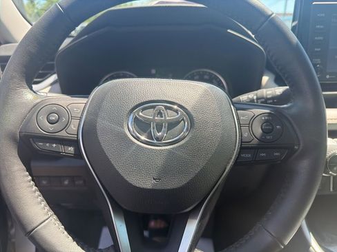 Used 2022 Toyota RAV4 XLE AWD/4WD image 5