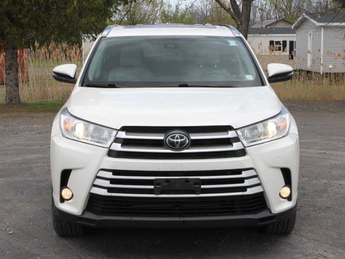 Used 2019 Toyota Highlander XLE AWD/4WD image 2