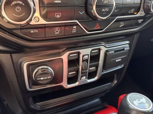 Used 2020 Jeep Wrangler Unlimited Sahara image 18