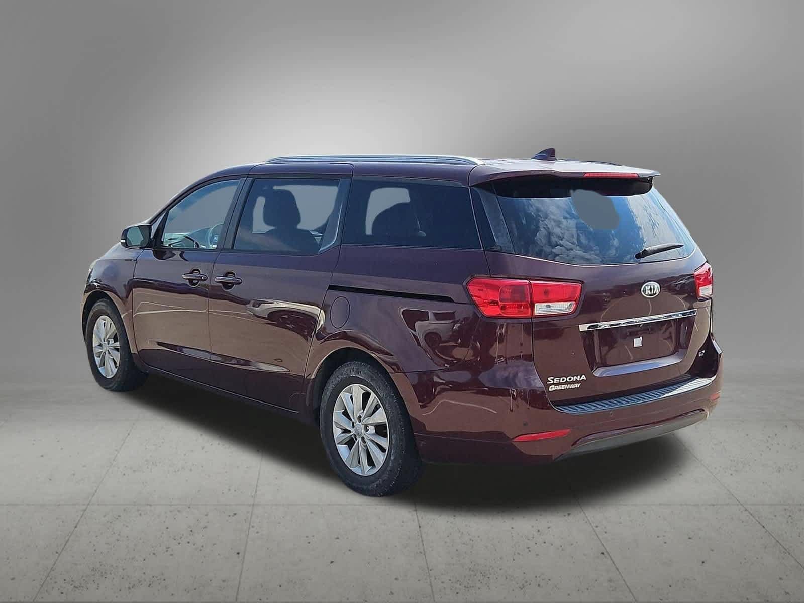 Used 2016 Kia Sedona LX w/ Option Group 020 FWD image 4