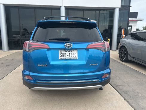 Used 2018 Toyota RAV4 LE AWD/4WD image 11