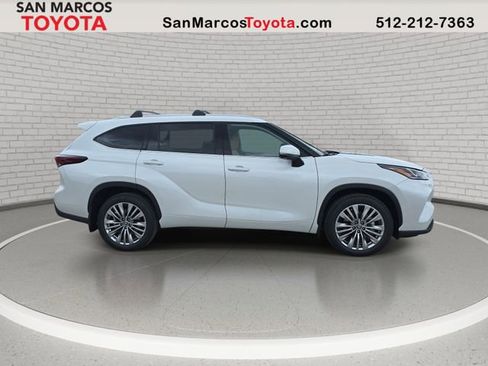 New 2026 Toyota Highlander Platinum image 4