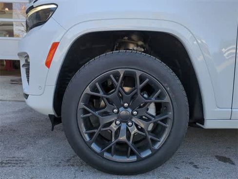 New 2025 Jeep Grand Cherokee Summit image 14