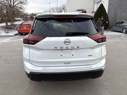 Certified 2025 Nissan Rogue SV image 4
