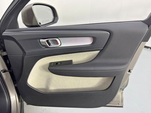 Used 2022 Volvo XC40 T5 Momentum w/ Premium Package image 42