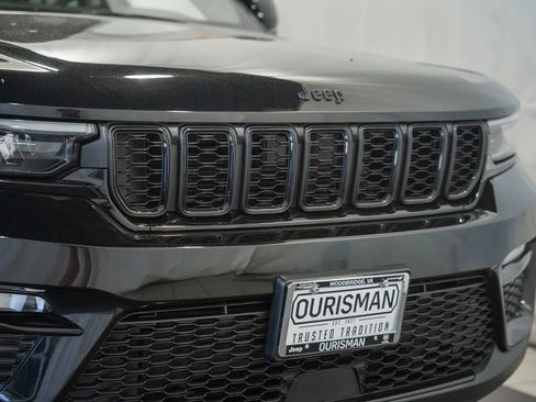 Used 2023 Jeep Grand Cherokee Limited w/ Black Appearance Package AWD/4WD image 12