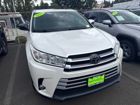 Used 2017 Toyota Highlander XLE AWD/4WD image 11