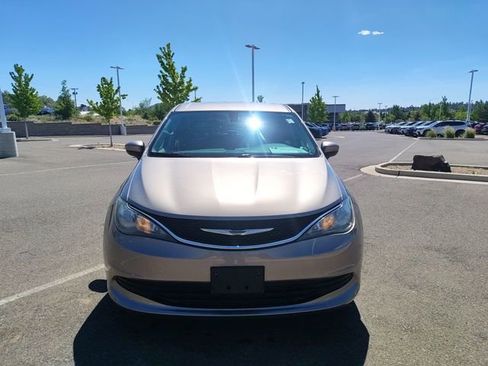 Used 2017 Chrysler Pacifica LX FWD image 8