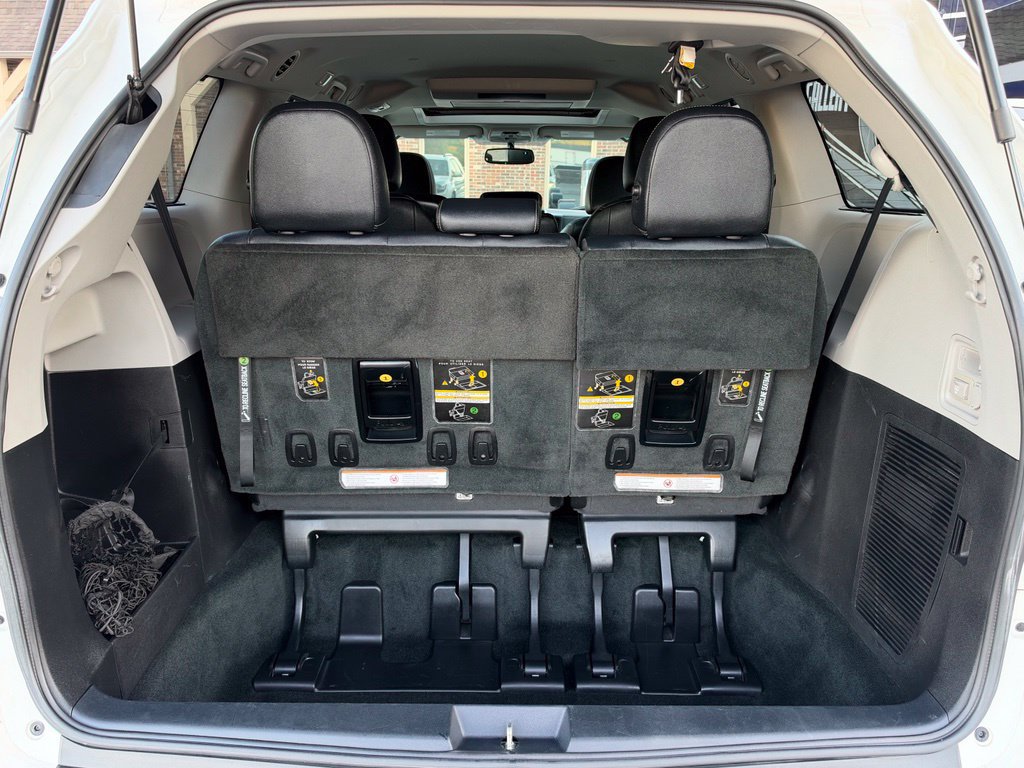 Used 2017 Toyota Sienna SE Premium w/ Outdoor Package FWD image 15