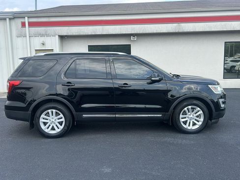 Used 2017 Ford Explorer XLT w/ Equipment Group 201A FWD image 4