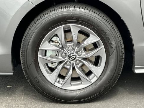 Used 2026 Toyota Sienna XLE FWD image 32