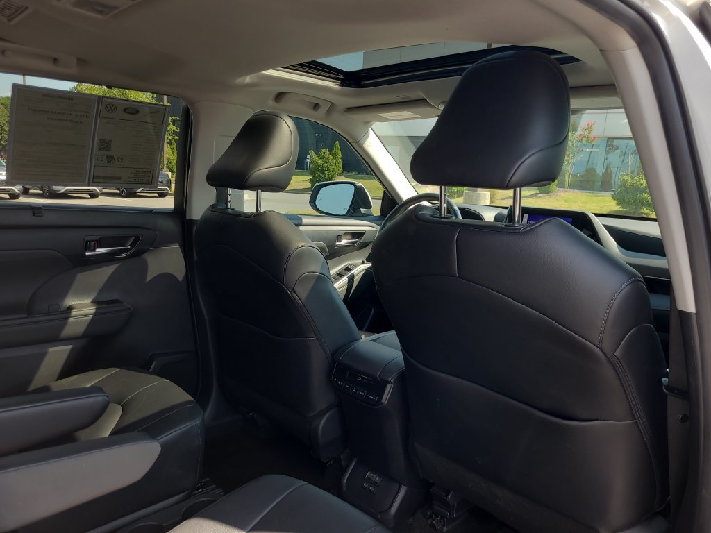 Used 2024 Toyota Highlander XLE FWD image 21