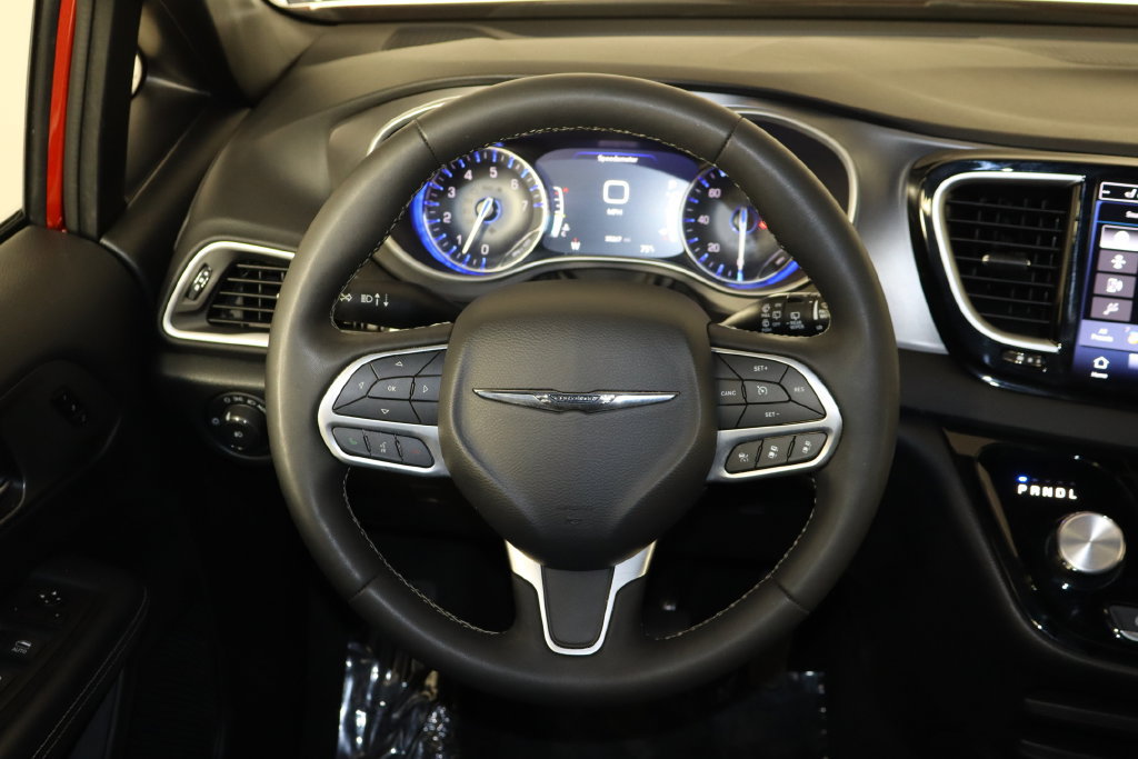Used 2025 Chrysler Pacifica Select FWD image 7