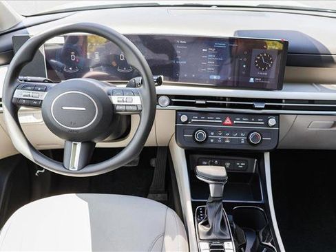 New 2025 Hyundai Tucson SE image 24