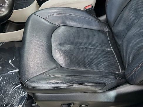 Used 2020 Chrysler Pacifica Touring-L w/ Tire & Wheel Group FWD image 20