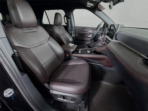 Used 2025 Ford Explorer Platinum AWD/4WD image 29